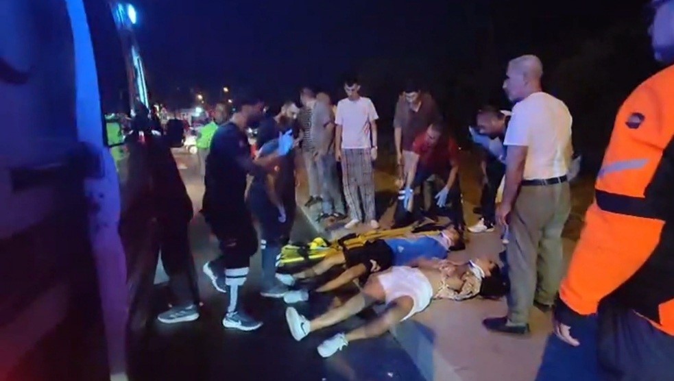Kontrolden çıkan otomobil kamyonetlere çarptı: 3 yaralı 