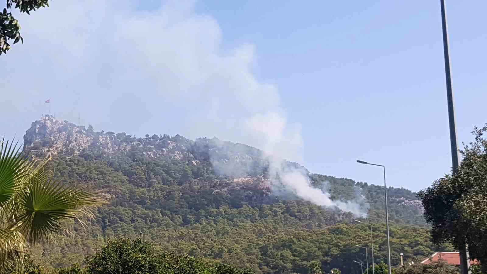 Kemer’de ormanlık alanda çıkan yangına havadan ve karadan müdahale 