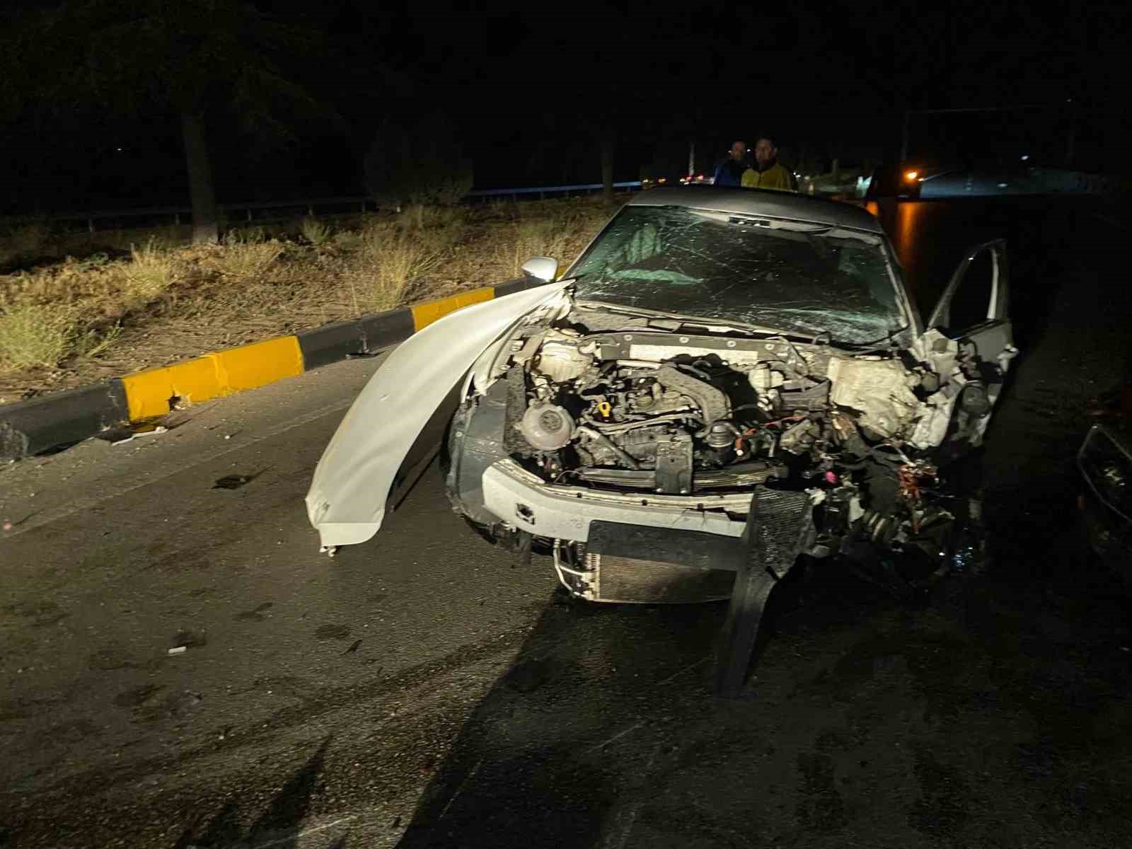 Isparta-Eğirdir kara yolunda otomobiller çarpıştı: 2 yaralı