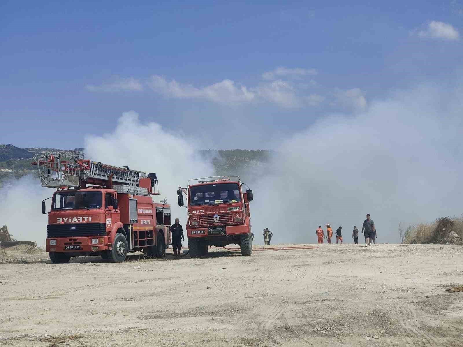 Kuşadası’nda hafriyat ve moloz döküm alanında çıkan yangın kontrol altında alındı