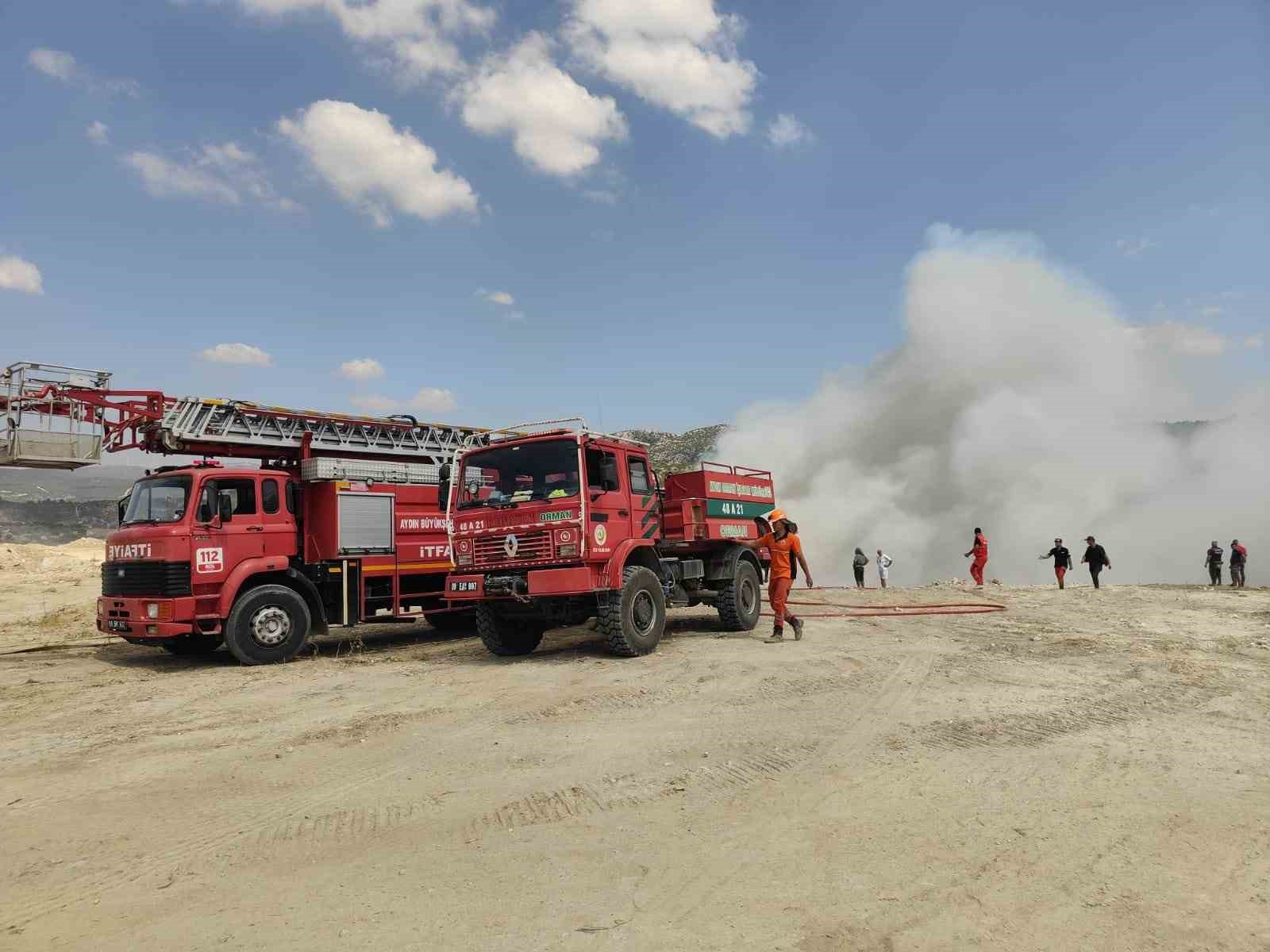 Kuşadası’nda hafriyat ve moloz döküm alanında çıkan yangın kontrol altında alındı 
