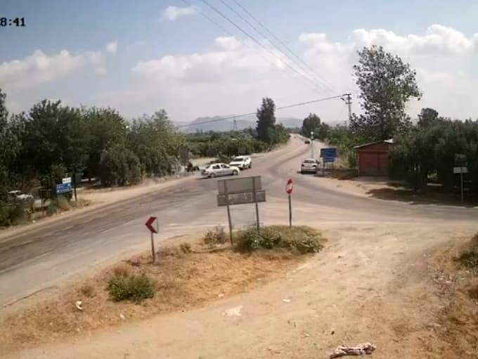Kavşakta yaşanan kaza güvenlik kamerasına yansıdı 