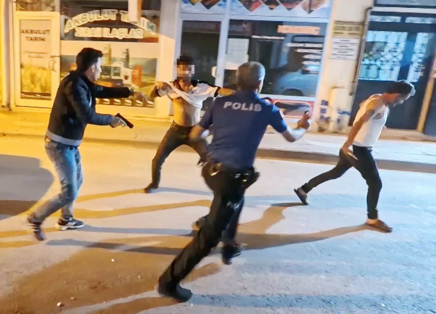 Kavgaya müdahale eden polise bıçak ve sandalyeli saldırı: 2’si polis 4 yaralı 