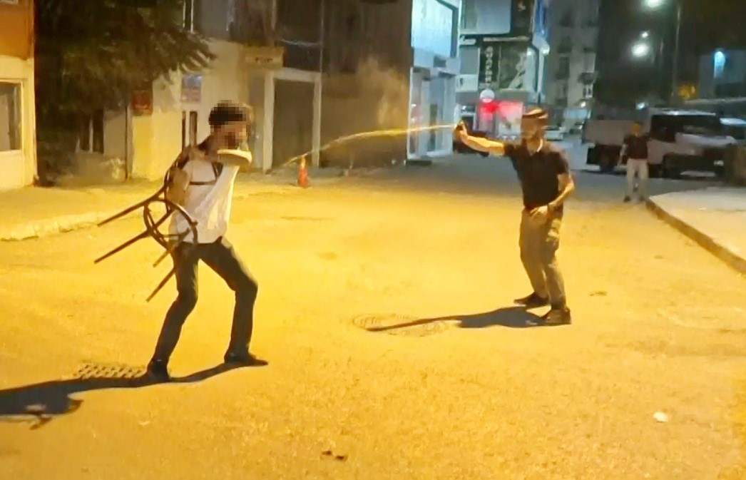 Kavgaya müdahale eden polise bıçak ve sandalyeli saldırı: 2’si polis 4 yaralı 