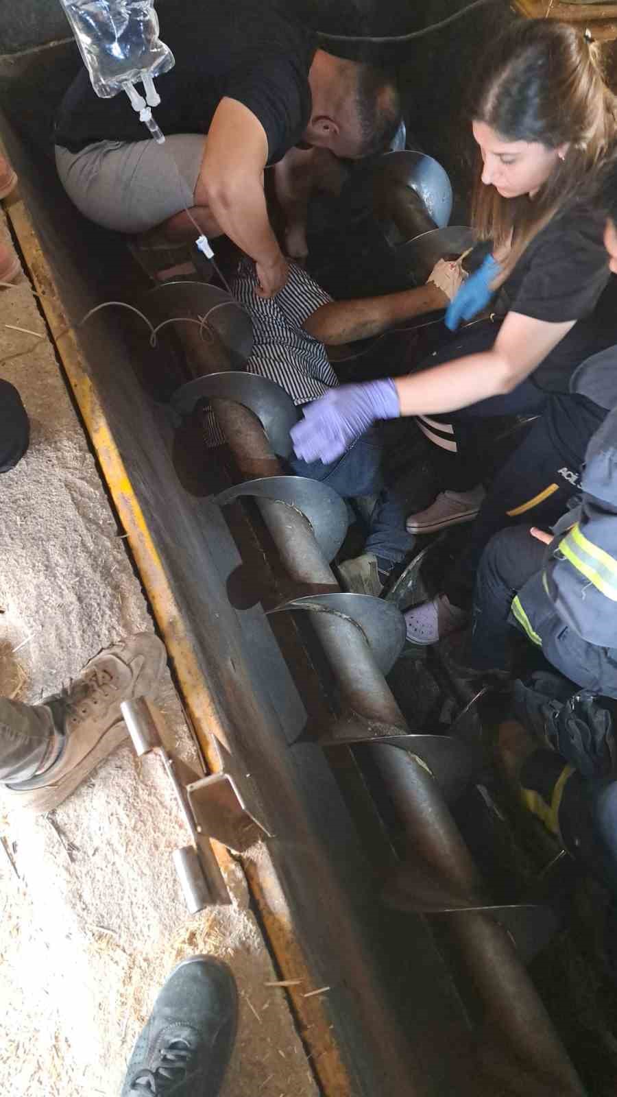 Yem karma tankına düşen işçi yaralandı 