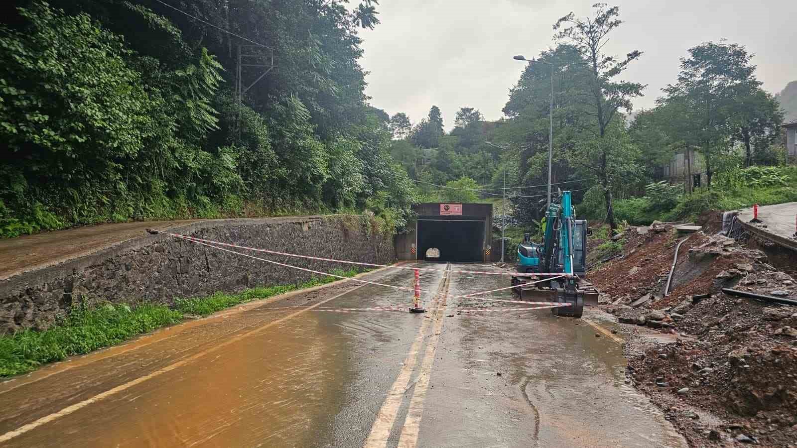 Arhavi’de heyelan riski nedeniyle tünel trafiğe kapatıldı 