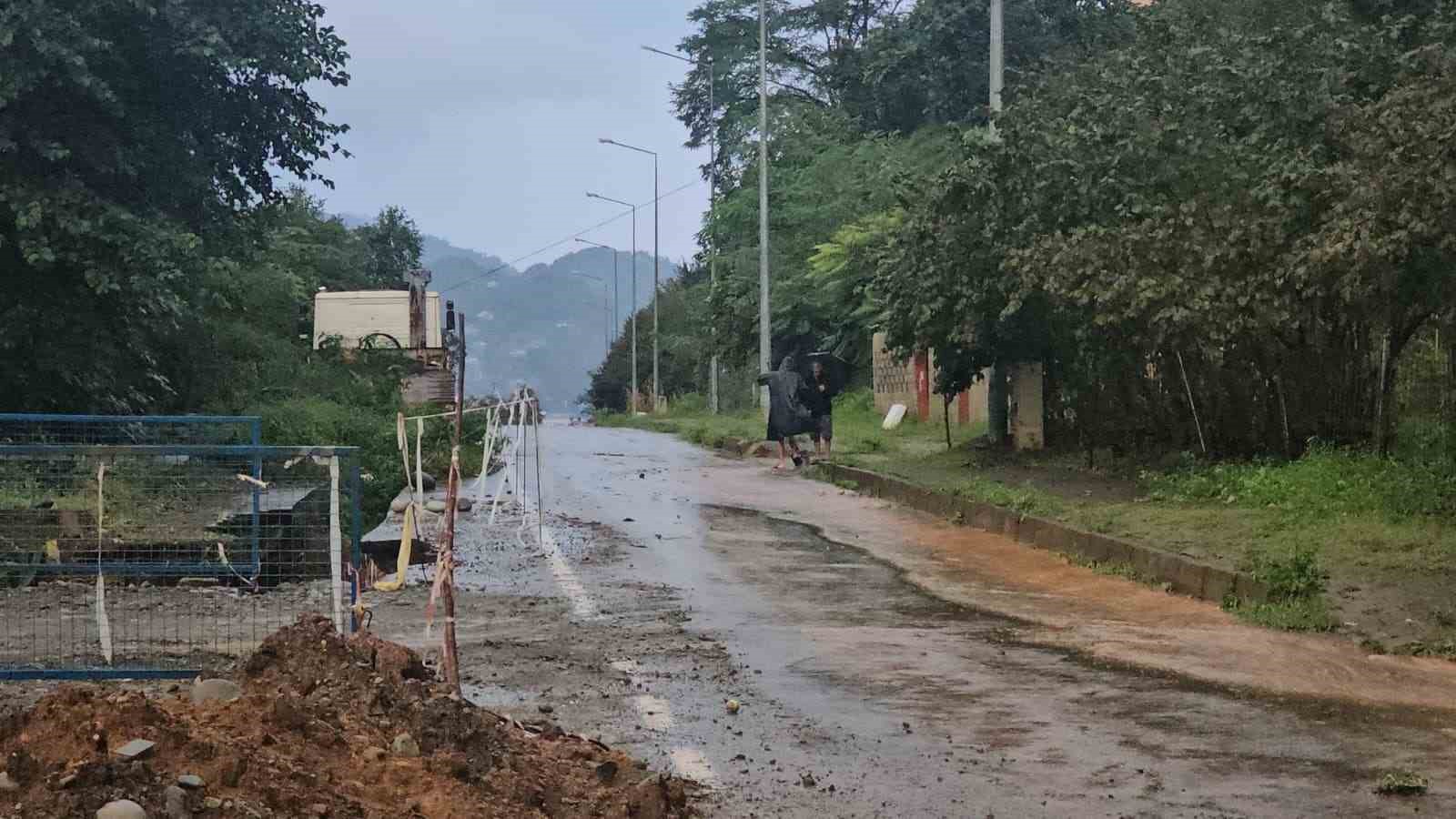 Arhavi’de heyelan riski nedeniyle tünel trafiğe kapatıldı 