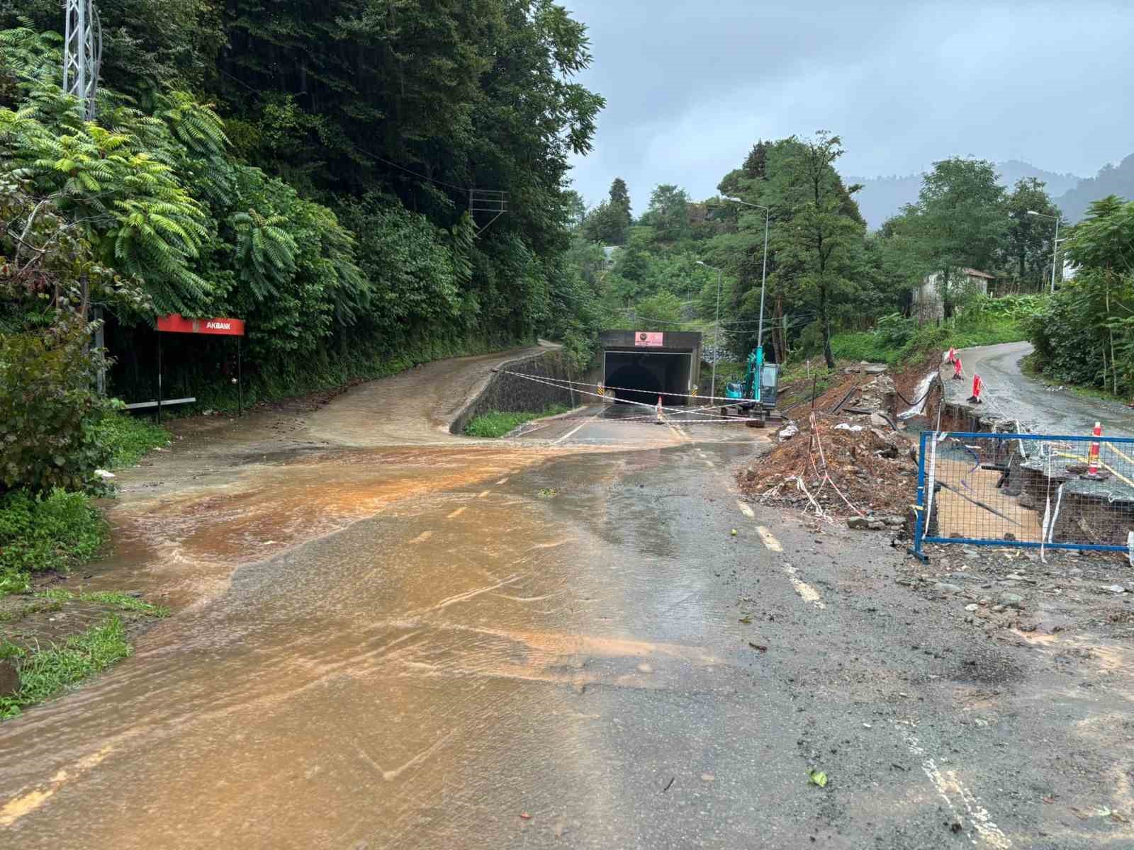 Arhavi’de heyelan riski nedeniyle tünel trafiğe kapatıldı 