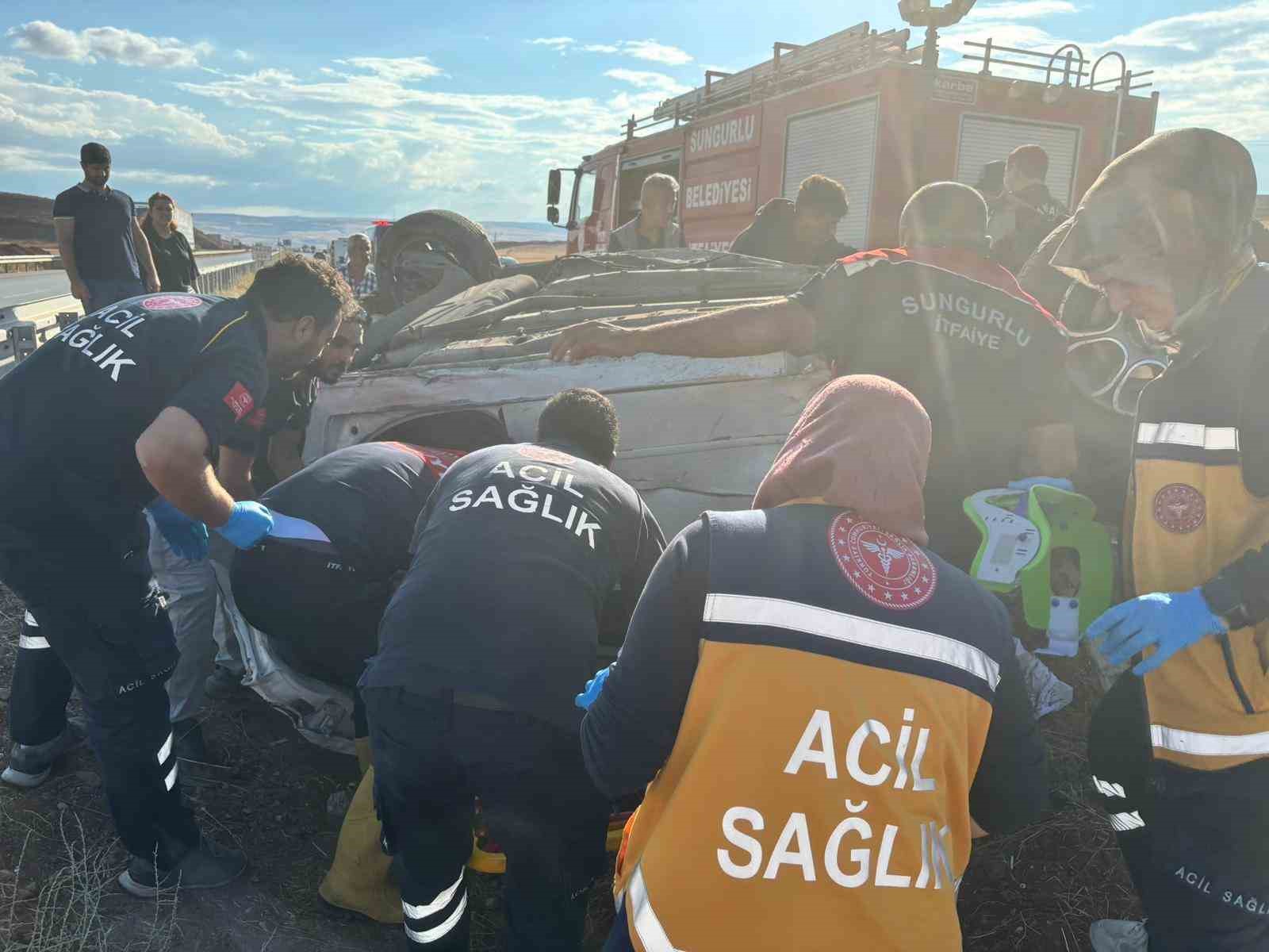Çorum’da takla atan otomobil hurdaya döndü: 3 yaralı 
