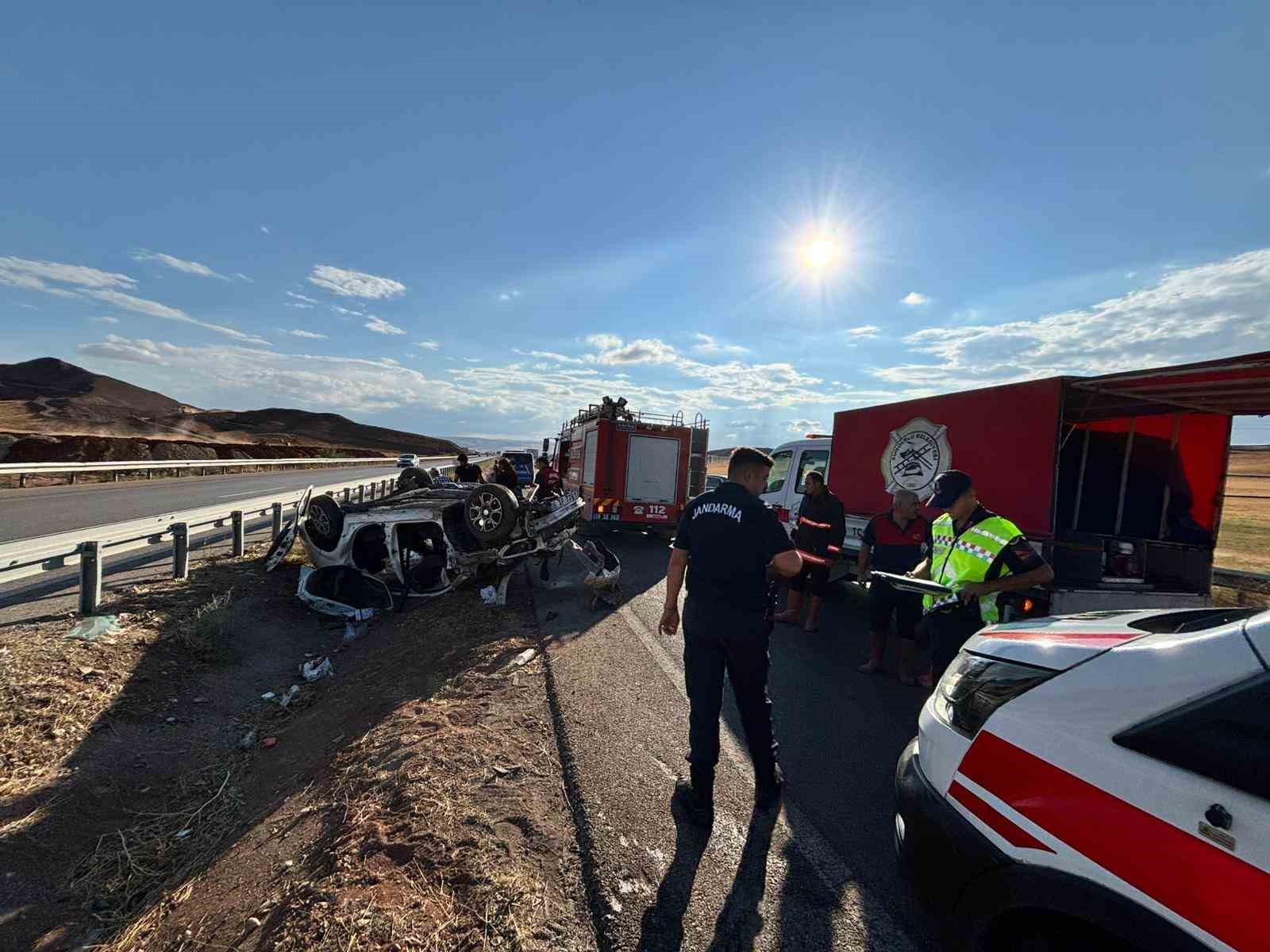Çorum’da takla atan otomobil hurdaya döndü: 3 yaralı 