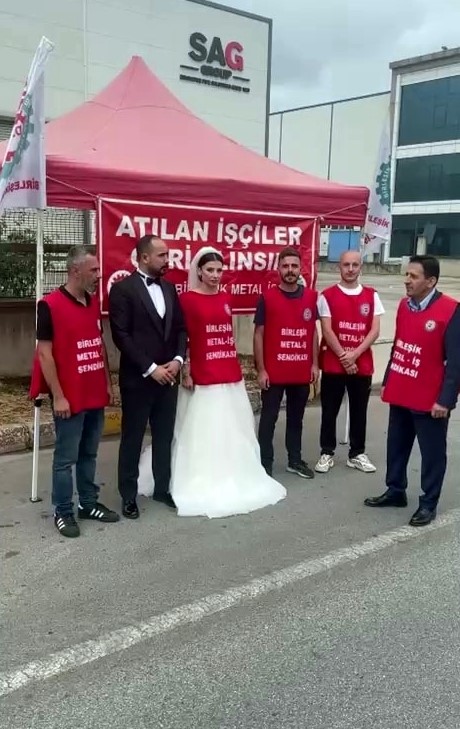 Düğününe saatler kala işten çıkarıldığını öğrendi: Gelinliğiyle fabrika önünde eylem yaptı