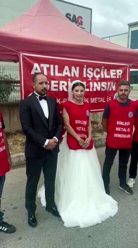 Düğününe saatler kala işten çıkarıldığını öğrendi: Gelinliğiyle fabrika önünde eylem yaptı 