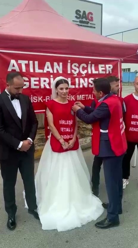 Düğününe saatler kala işten çıkarıldığını öğrendi: Gelinliğiyle fabrika önünde eylem yaptı 