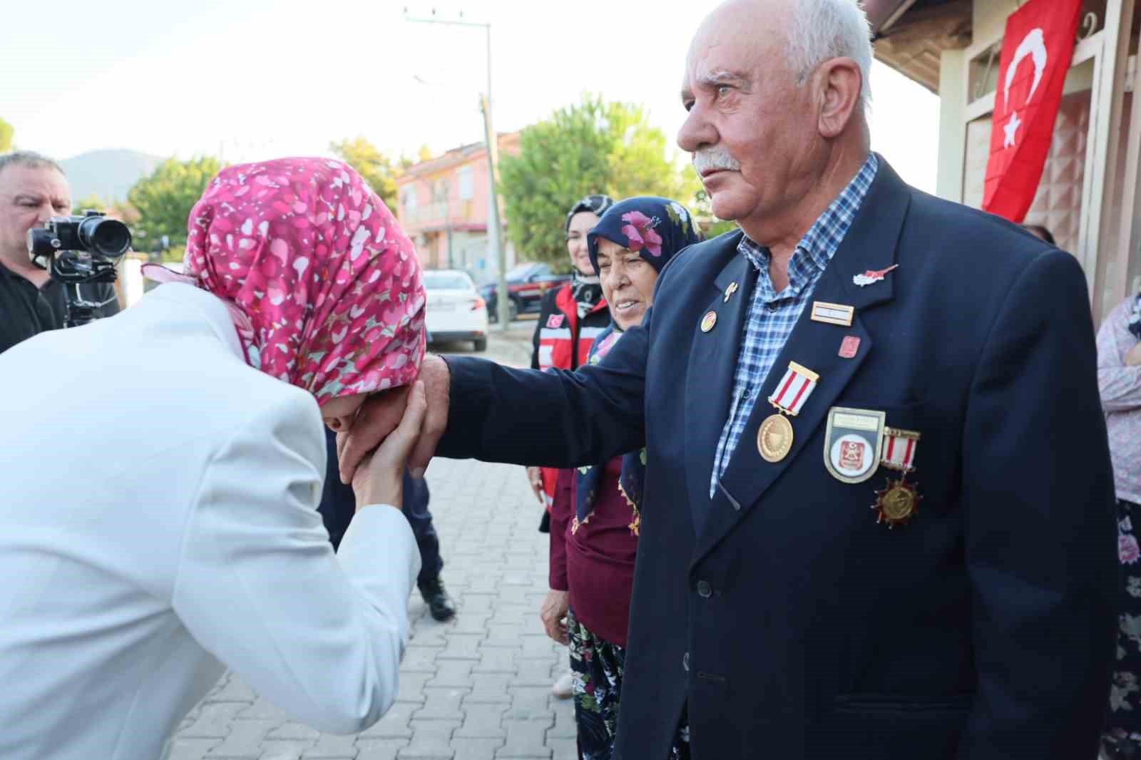 Bakan Göktaş, Kıbrıs Gazisi ve eşinin evine misafir oldu 