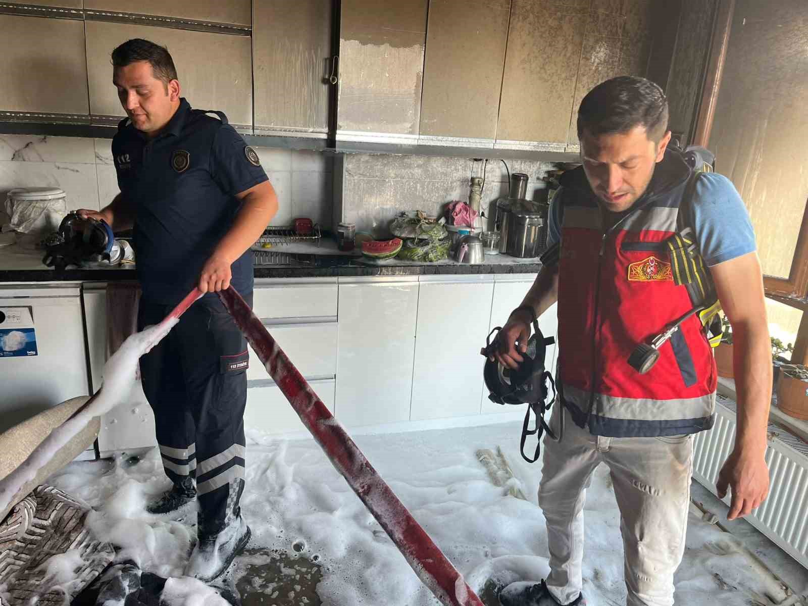 Mutfakta çıkan yangın itfaiye ekiplerince söndürüldü 