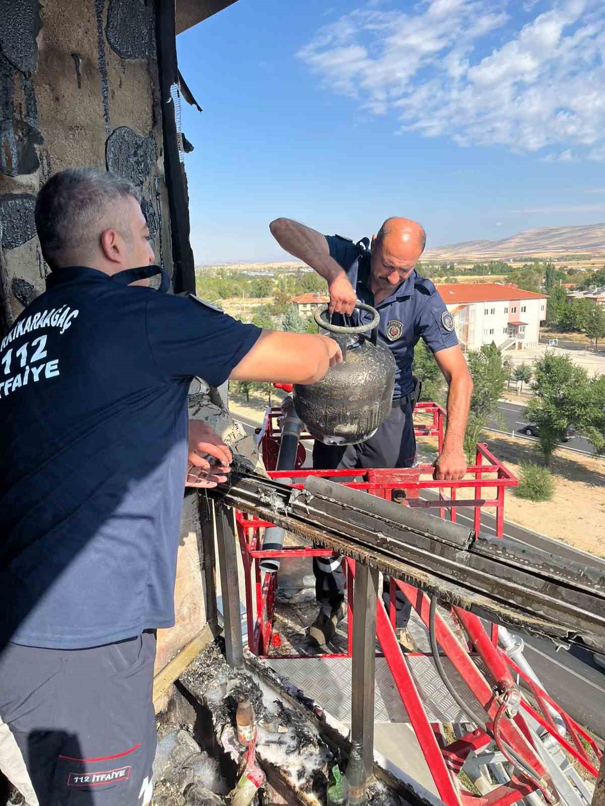 Mutfakta çıkan yangın itfaiye ekiplerince söndürüldü 