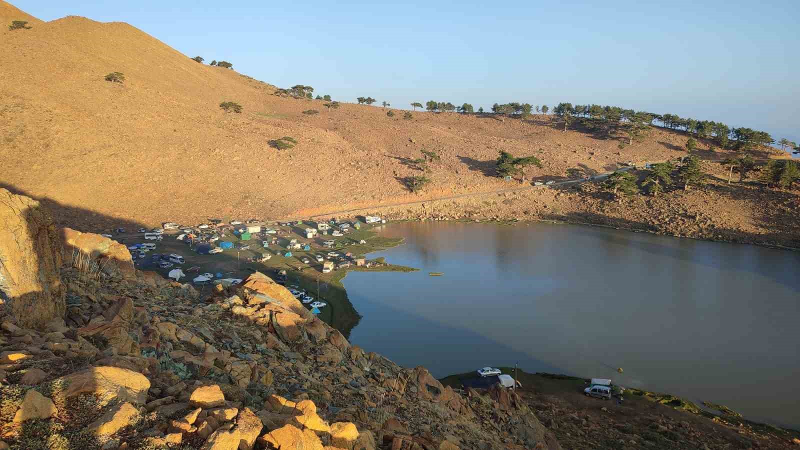 Yörükler 7 asırlık göç geleneğini Sanrıdas Dağı’nın 2 bin 300 rakımlı zirvesinde yaşattı 