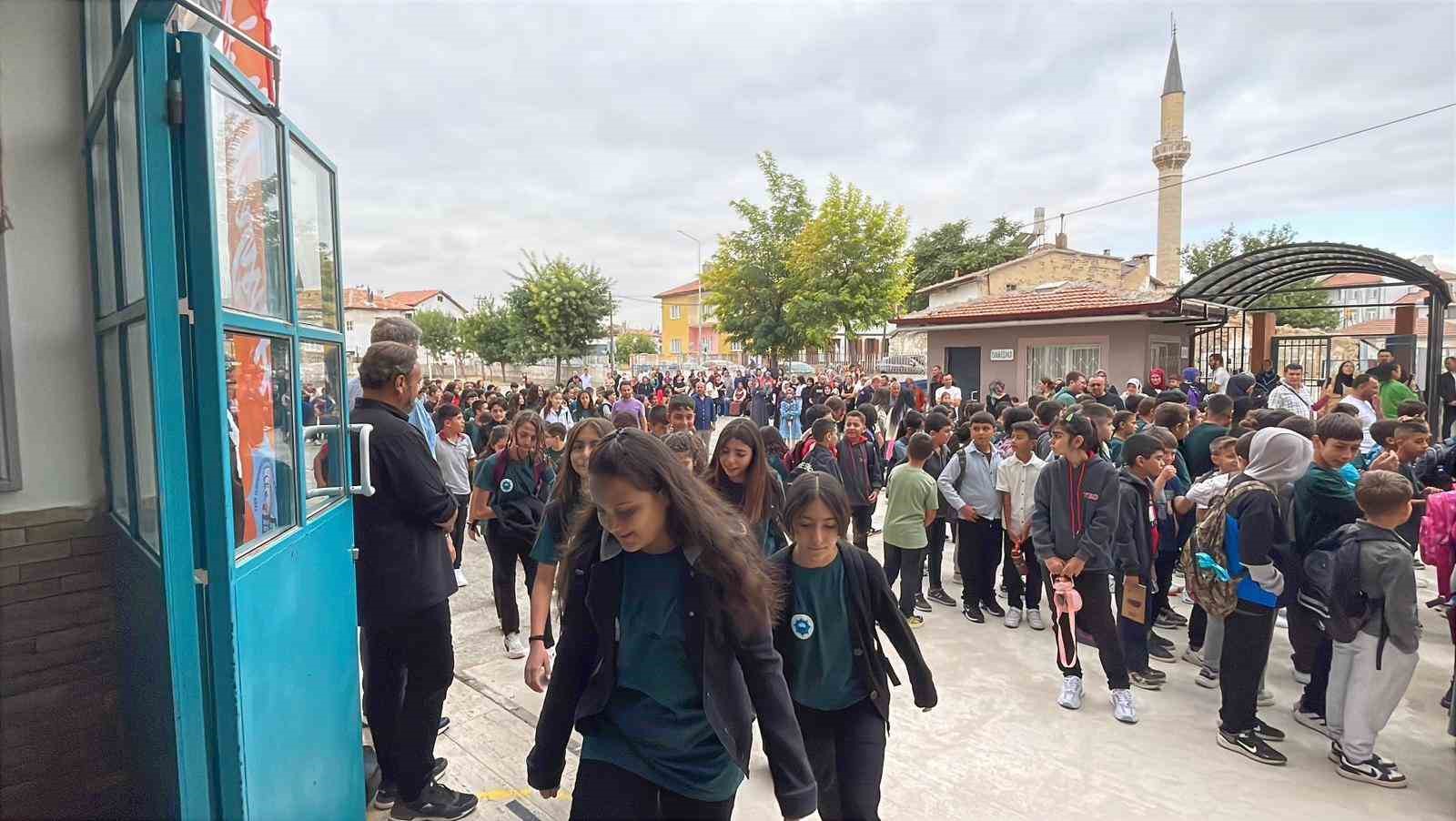 Karaman’da öğrenciler yeni eğitim öğretim yılına bando eşliğinde başladı 