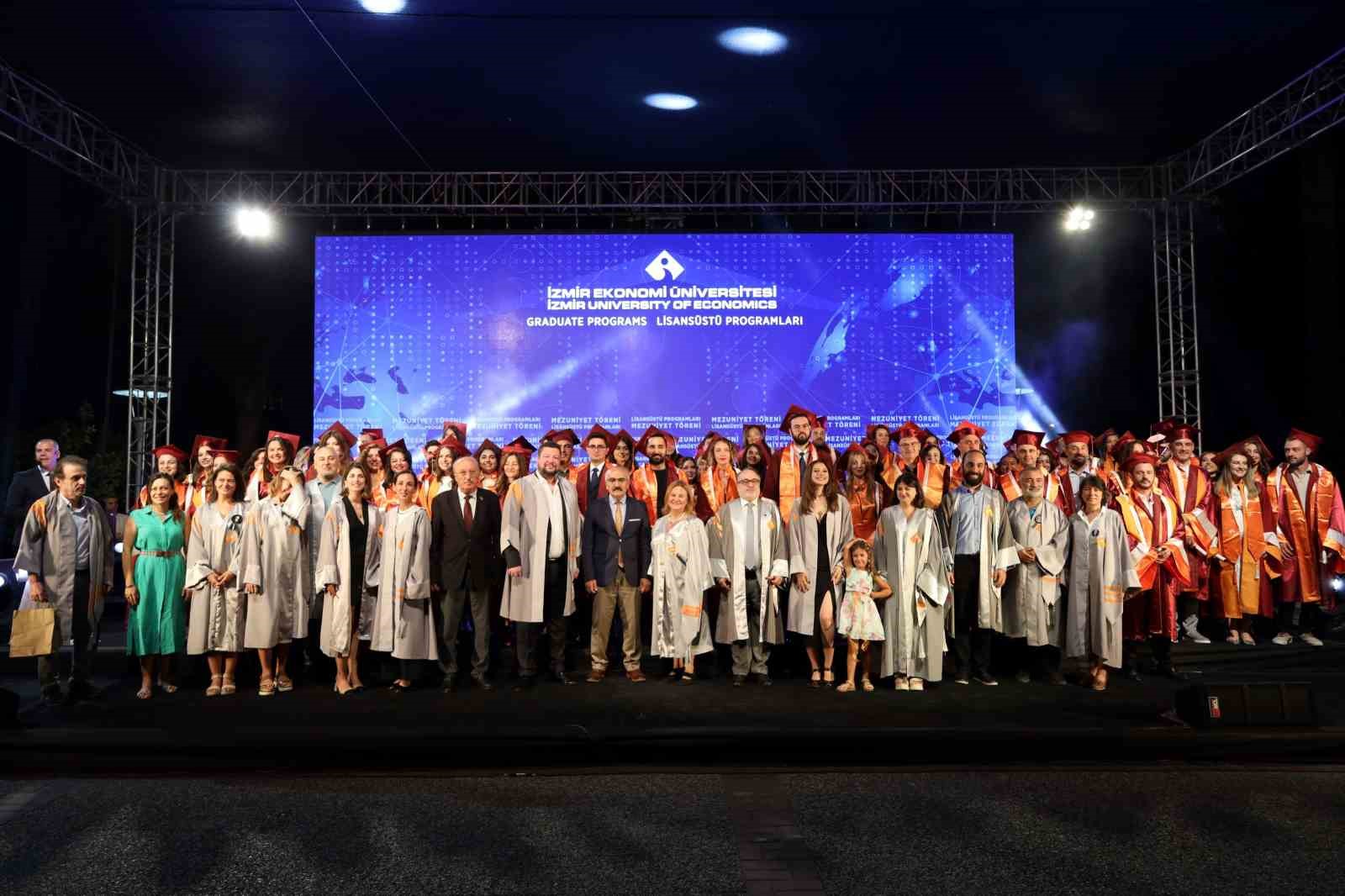 Geleceğin liderleri diplomalarını aldı 