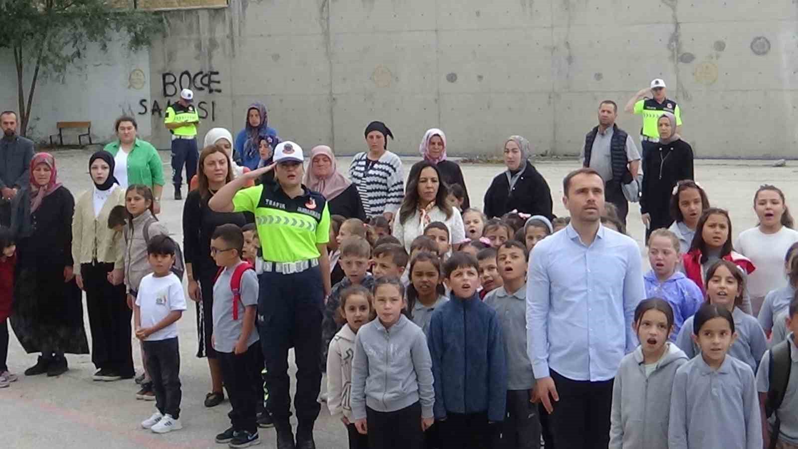 Jandarma sınıf sınıf gezdi, minikleri bilgilendirdi 