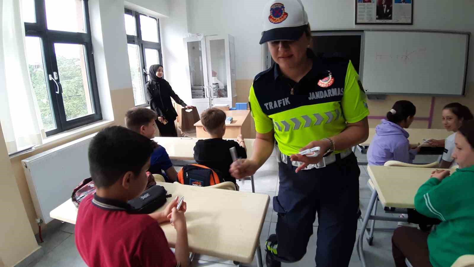 Jandarma sınıf sınıf gezdi, minikleri bilgilendirdi 