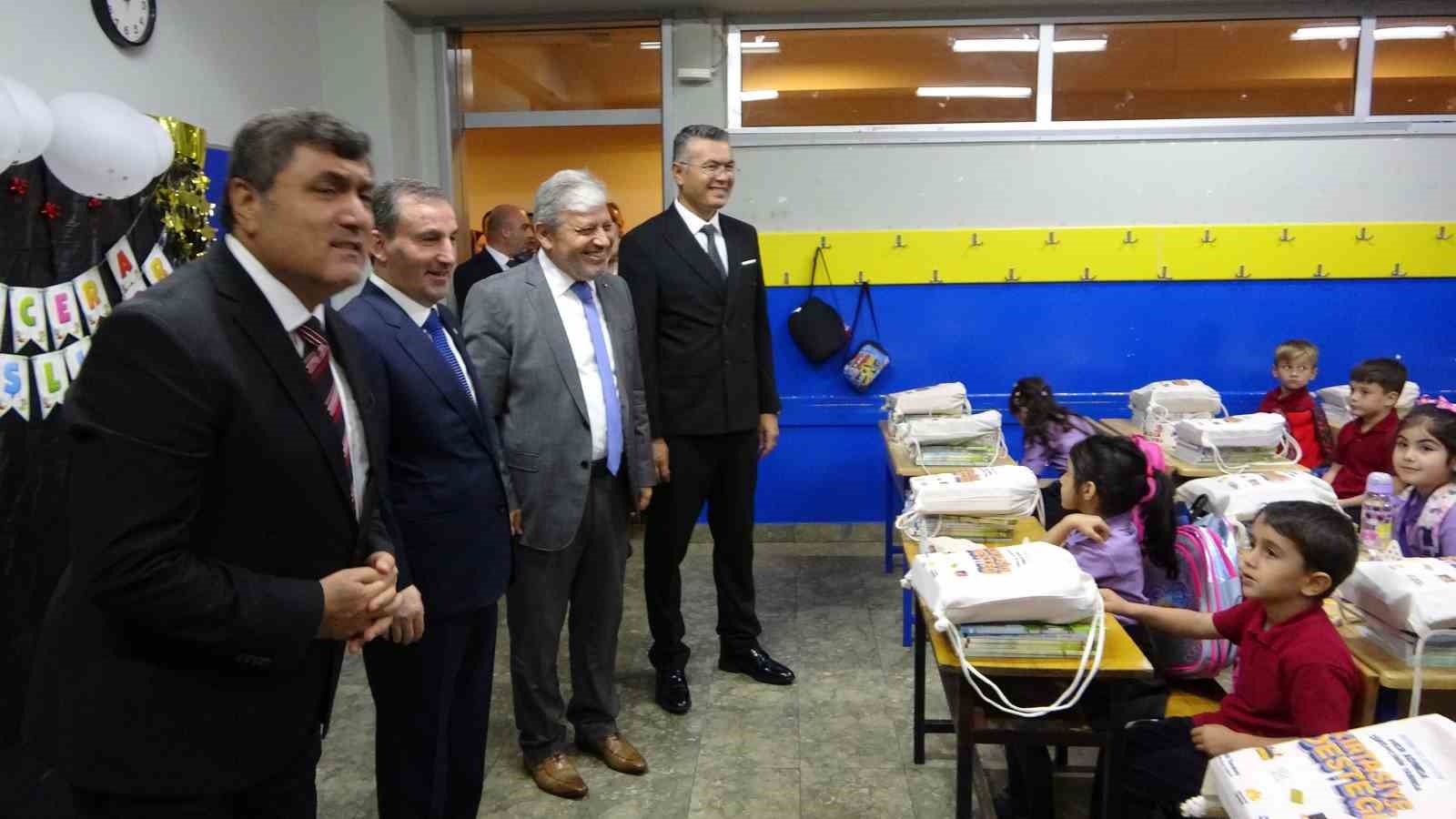 Sultanbeyli genelindeki okullarda 9 bin öğrenciye kırtasiye desteği dağıtıldı 