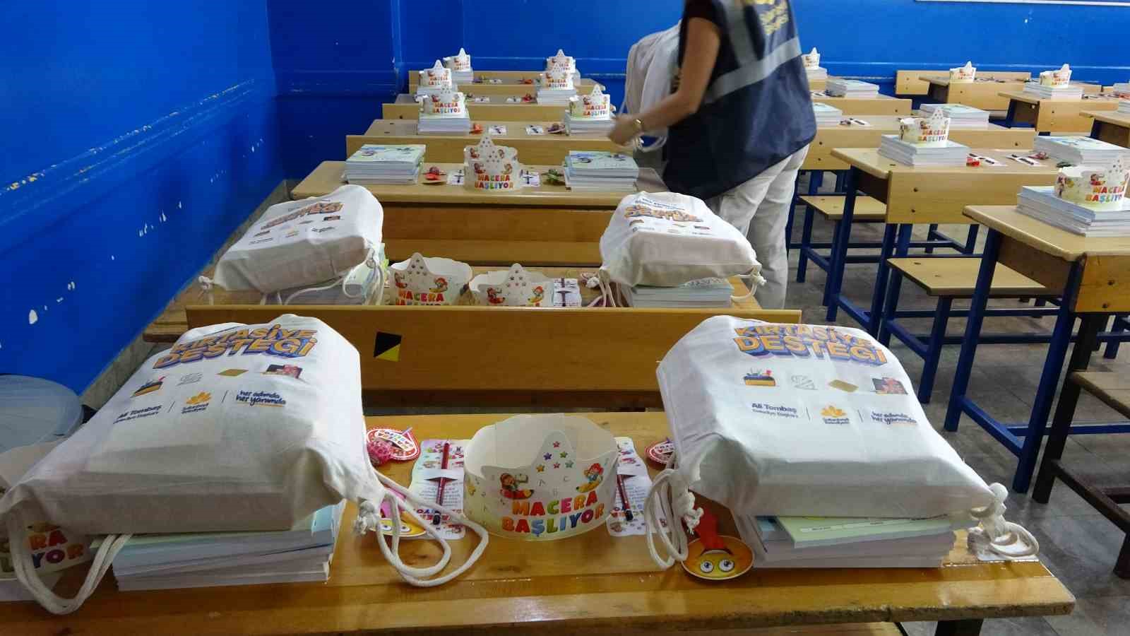 Sultanbeyli genelindeki okullarda 9 bin öğrenciye kırtasiye desteği dağıtıldı 