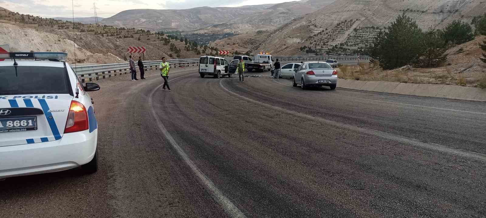 Sivas’ta iki araç kafa kafaya çarpıştı: 4 yaralı 