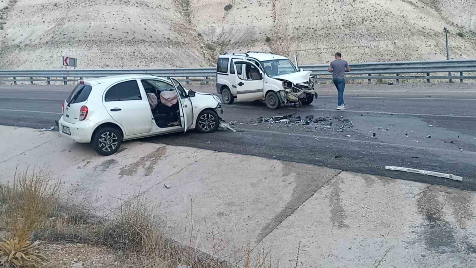 Sivas’ta iki araç kafa kafaya çarpıştı: 4 yaralı 