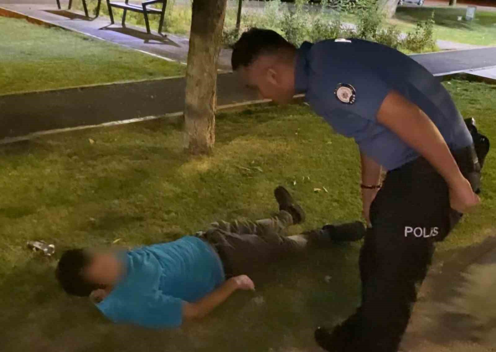 Alkolün etkisiyle parkta sızdı, kendisini uyandıran polise 