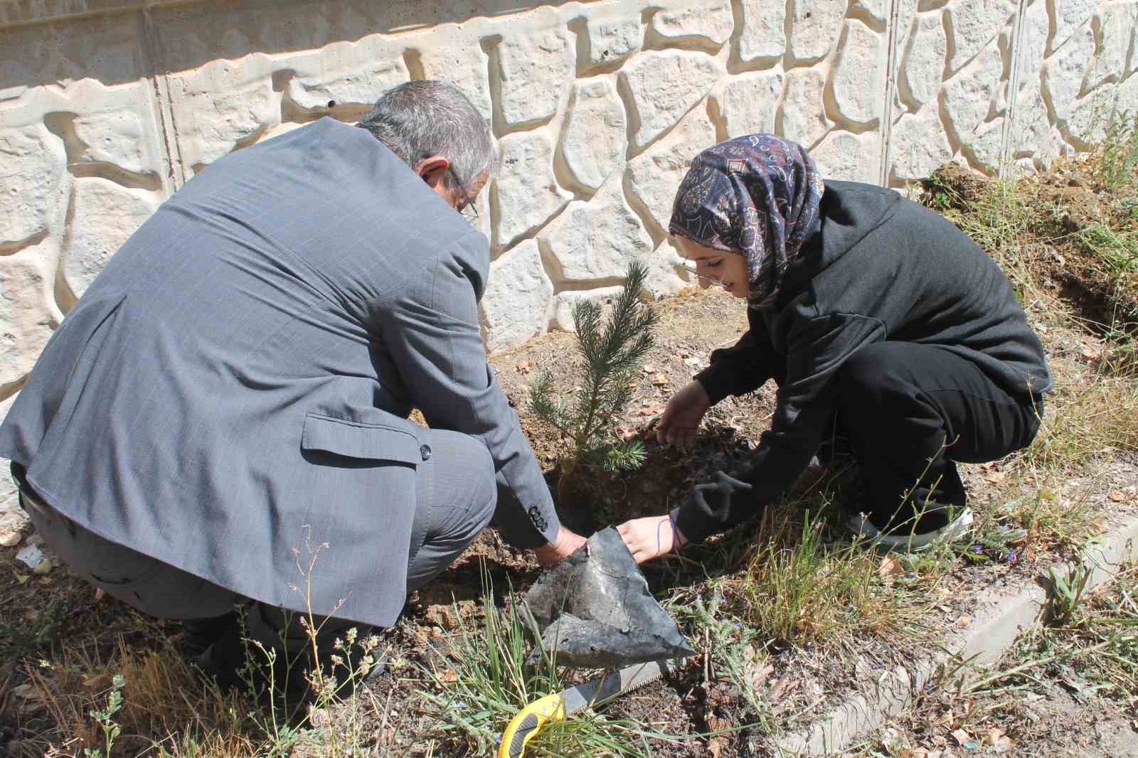 Bayburt’ta öğrenciler fidanları toprakla buluşturup ‘Yeşil Vatan’ için geleceğe nefes oldular 