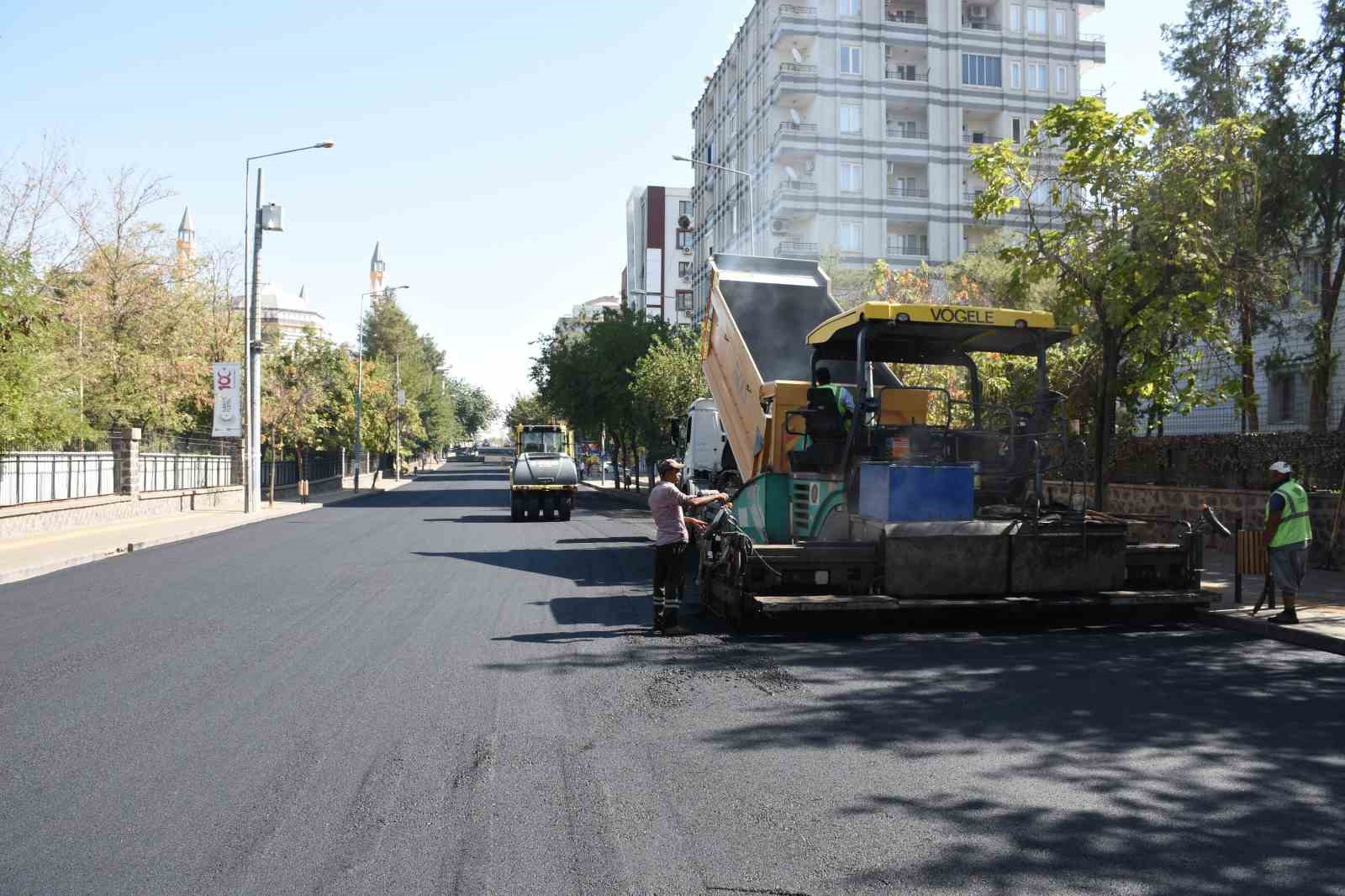 Diyarbakır’da 11 kilometrelik 11 cadde ve bulvara 30 bin ton asfalt serildi 