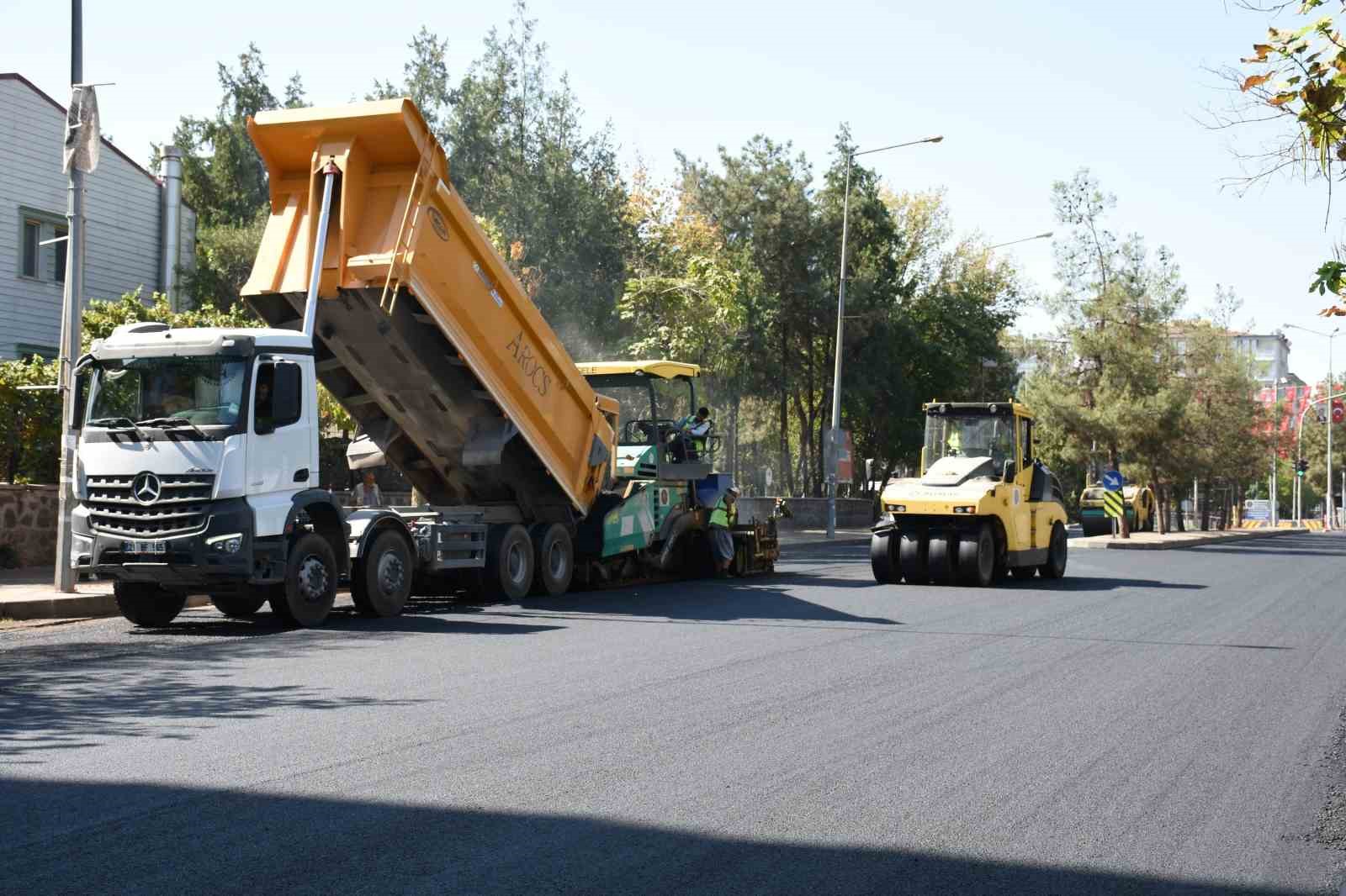 Diyarbakır’da 11 kilometrelik 11 cadde ve bulvara 30 bin ton asfalt serildi 