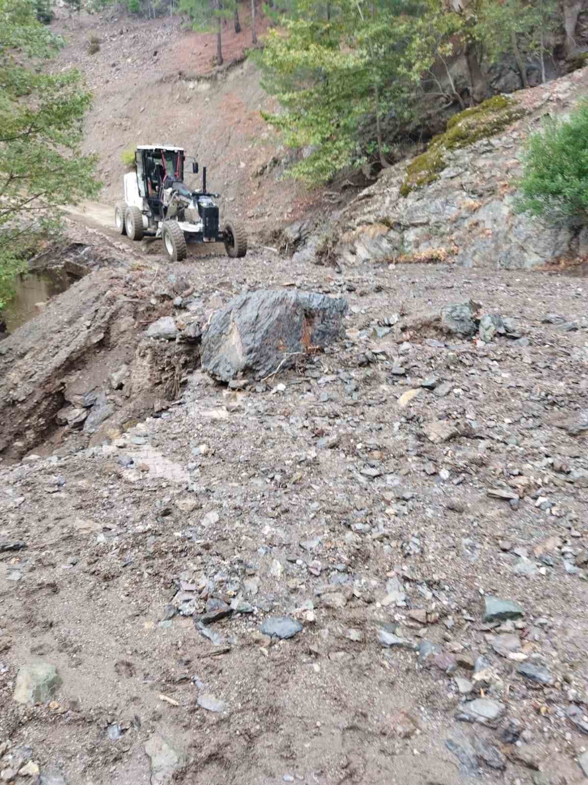 Şiddetli yağış nedeniyle kapanan yollar açıldı 