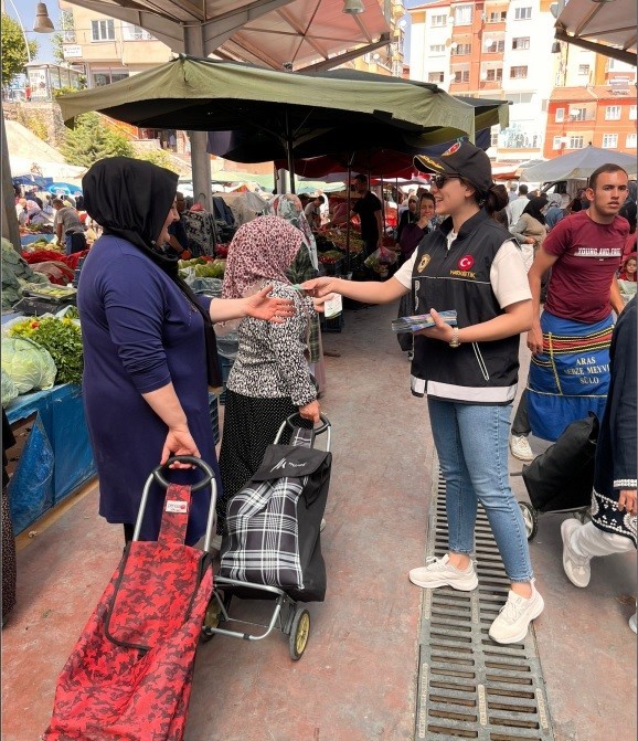 Narkotik polisinden vatandaşlara bilgilendirme çalışması 