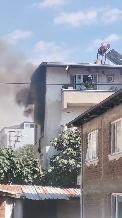 Yangında balkonda mahsur kalan yaşlı kadın kurtarıldı 