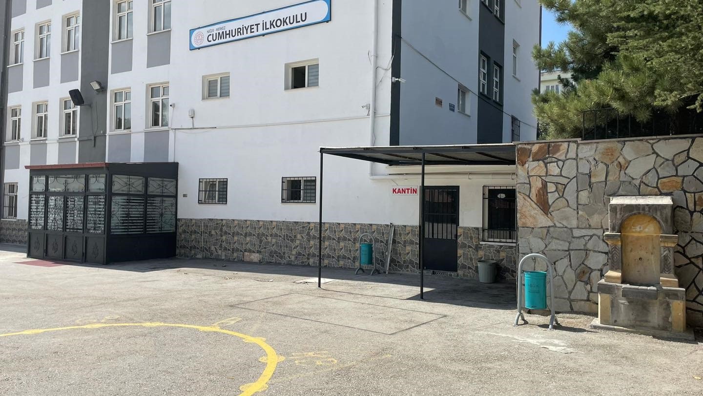 Niğde Belediyesi’nden yeni öğretim yılına özel kapsamlı okul bahçesi temizliği 
