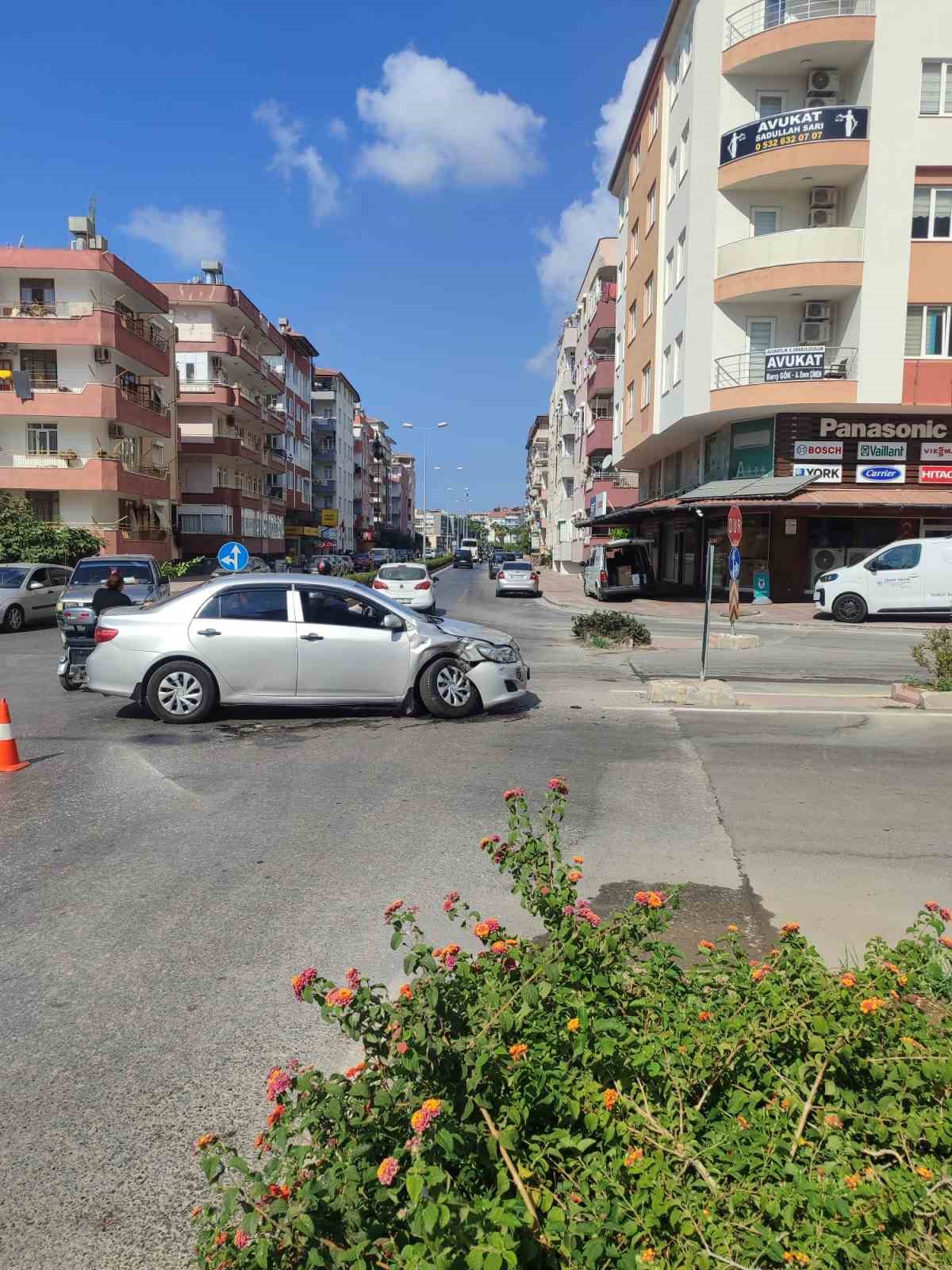 Manavgat’ta otomobiller çarpıştı: 1 yaralı 