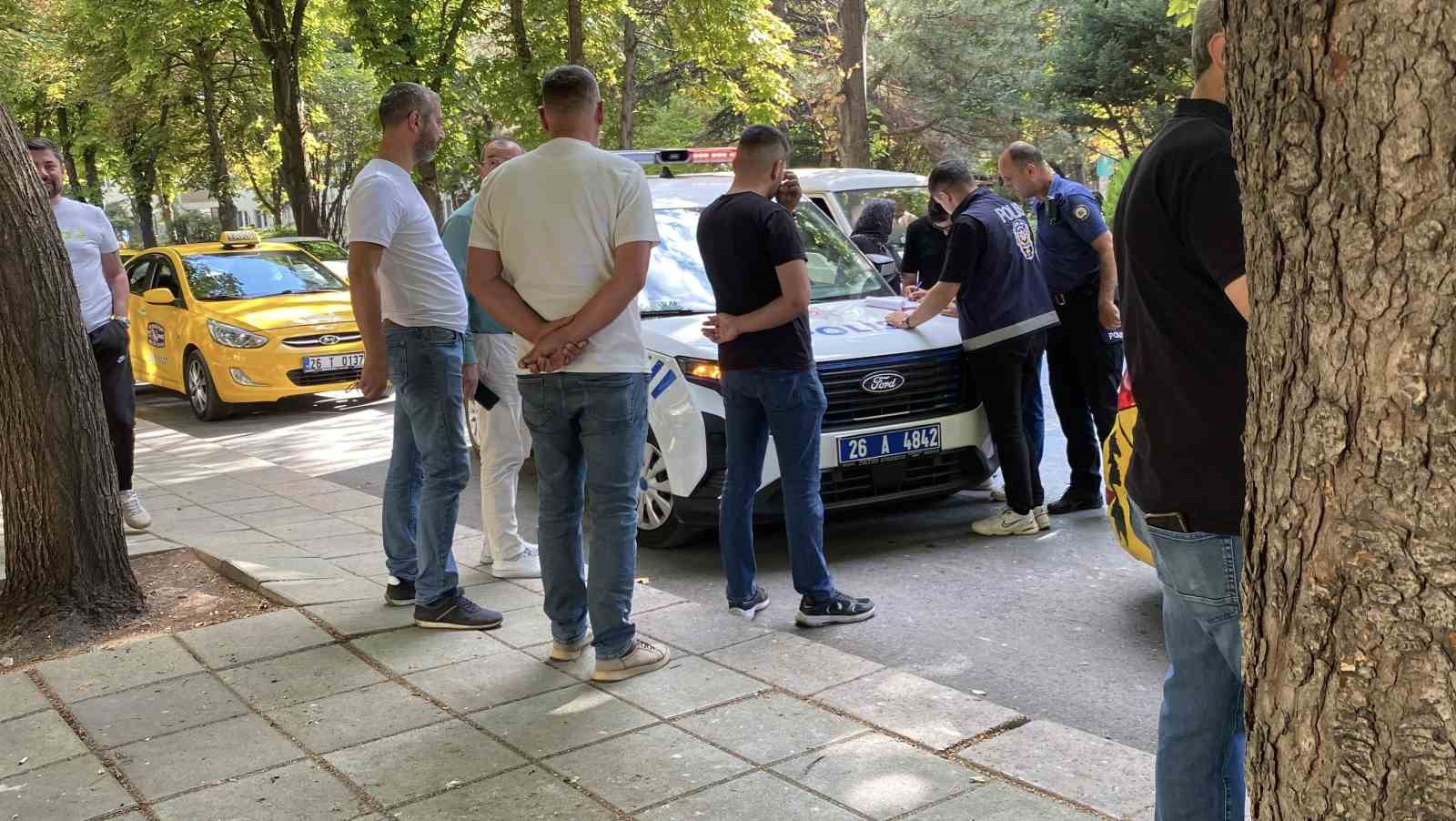 Durağa araç park eden şahıs ve taksiciler arasında kavga çıktı 