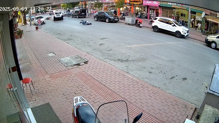 Cipe çarpan motosikletli metrelerce havaya savruldu: Kaza anı kamerada 