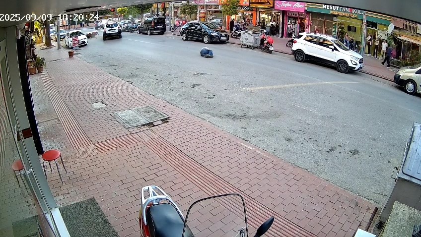 Cipe çarpan motosikletli metrelerce havaya savruldu: Kaza anı kamerada 