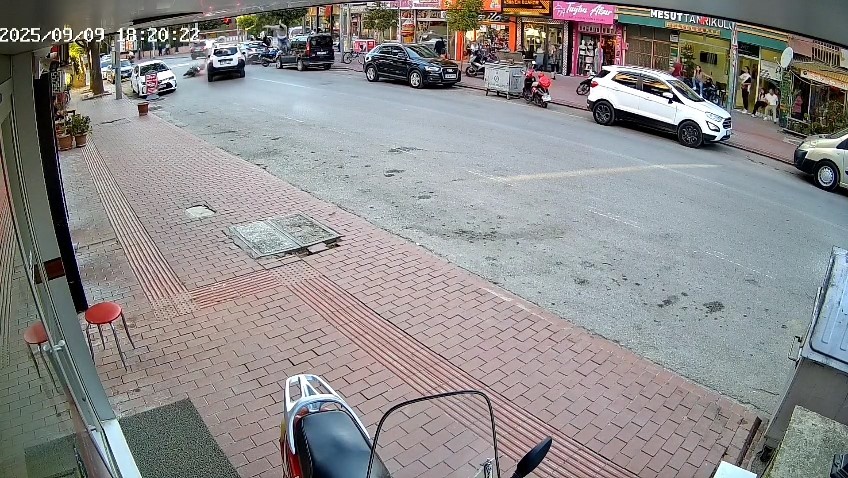 Cipe çarpan motosikletli metrelerce havaya savruldu: Kaza anı kamerada 
