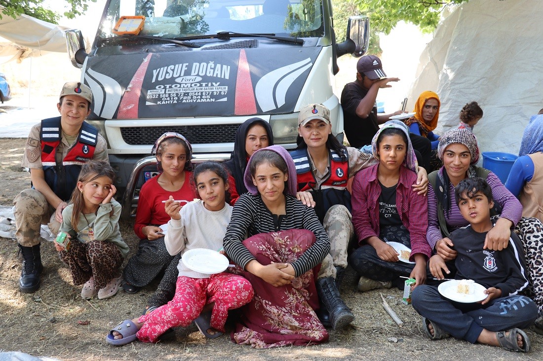 Erzincan’da jandarmadan minik kalplere doğum günü sürprizi 