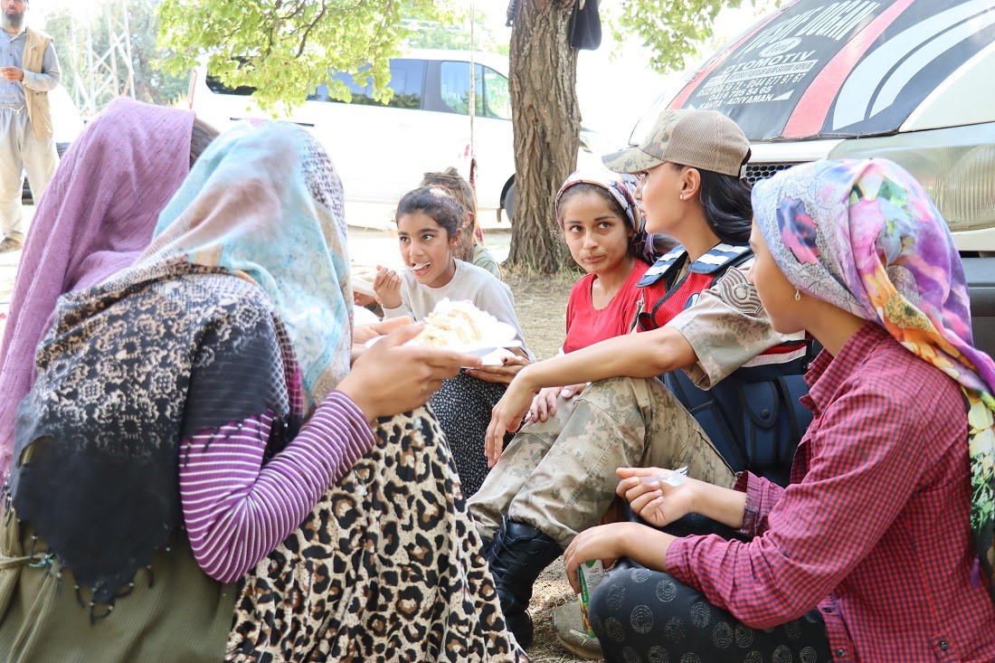 Erzincan’da jandarmadan minik kalplere doğum günü sürprizi 
