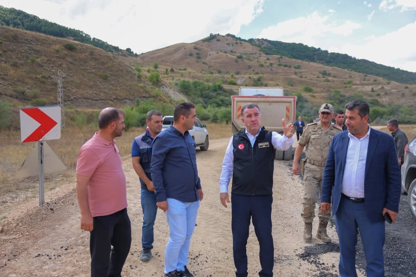 Vali Eldivan, köylerde yürütülen altyapı ve yol çalışmalarını inceledi 