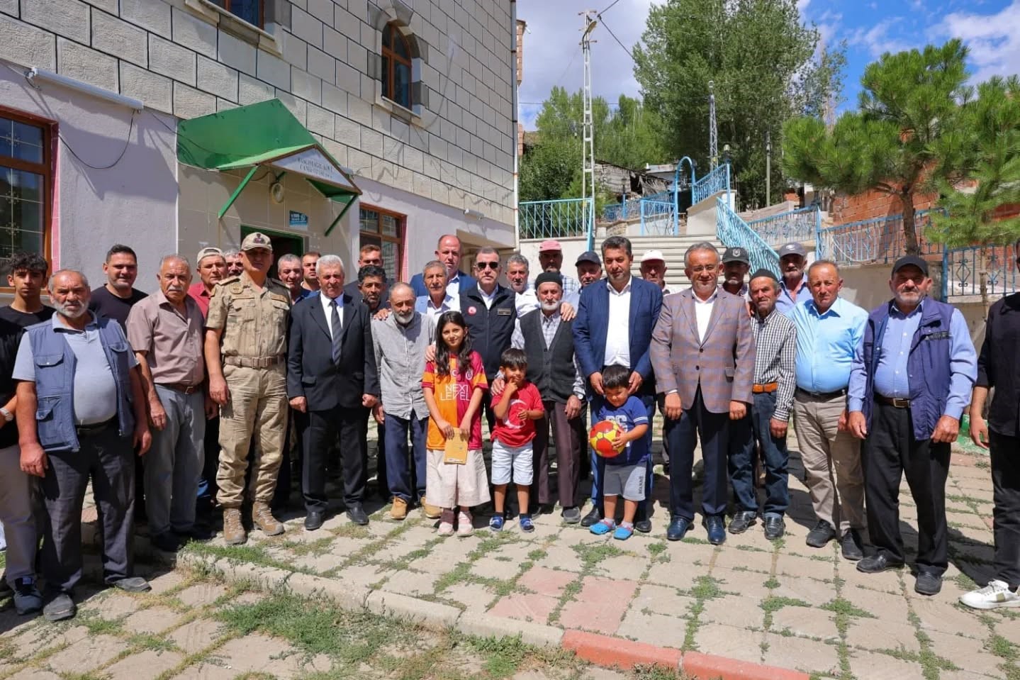 Vali Eldivan, köylerde yürütülen altyapı ve yol çalışmalarını inceledi 