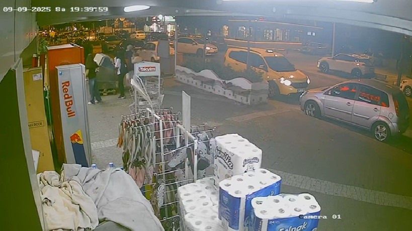 Önüne çıkan otomobilden kaçmak isterken devrilip başka aracın altına girdi: 1 yaralı 