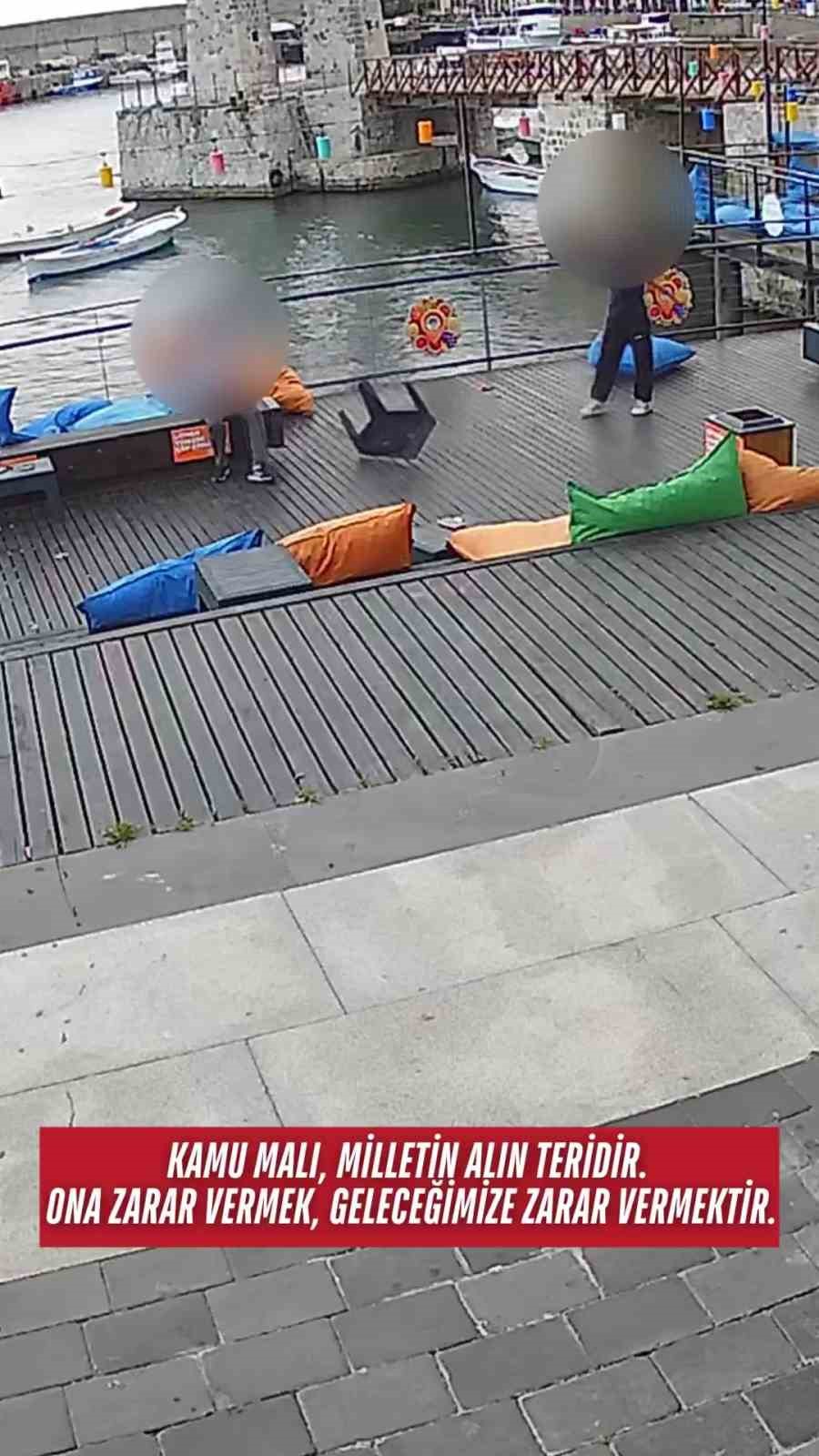 Kafenin eşyalarına zarar verdiler: O anlar güvenlik kamerasında 