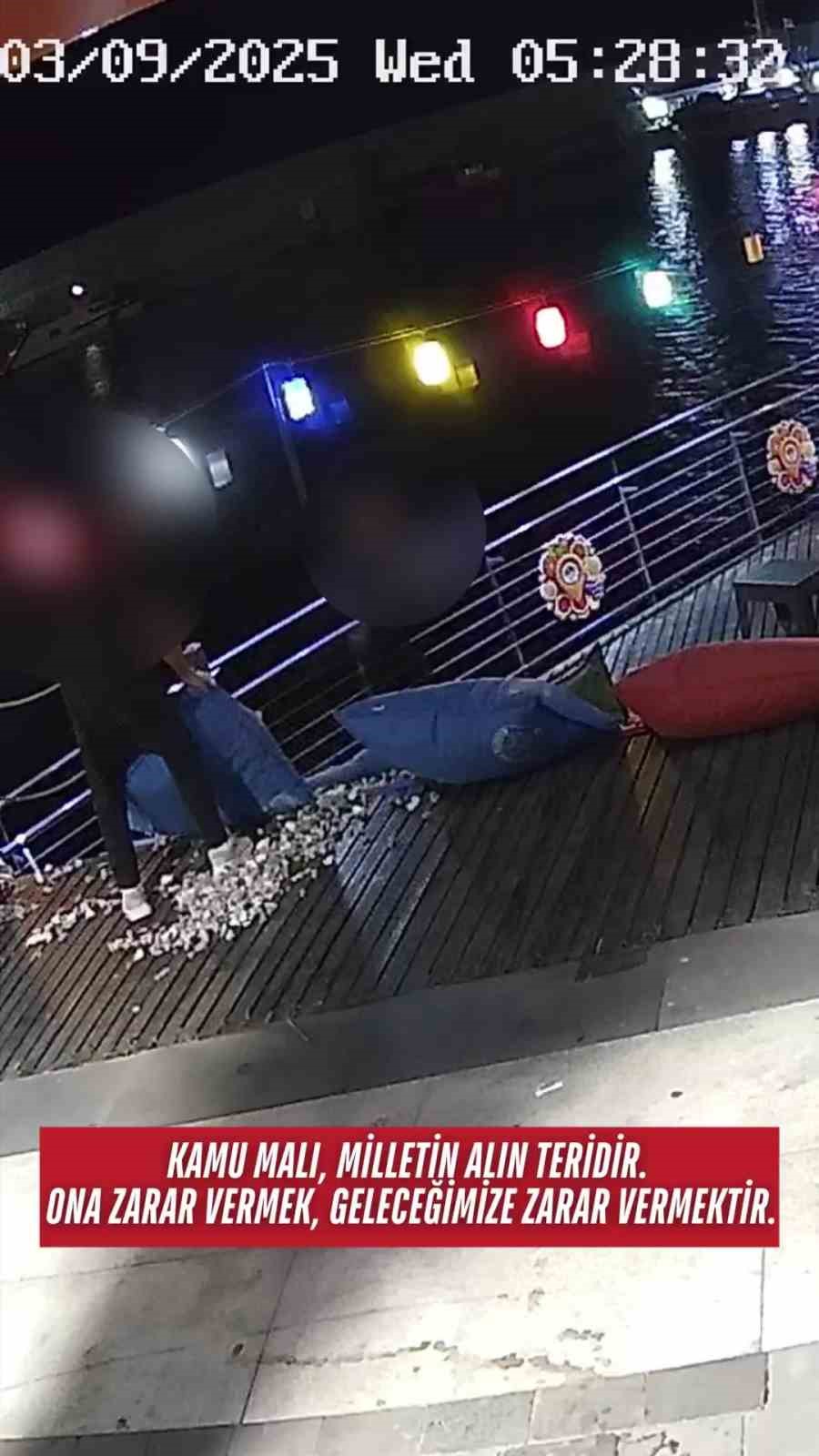 Kafenin eşyalarına zarar verdiler: O anlar güvenlik kamerasında 