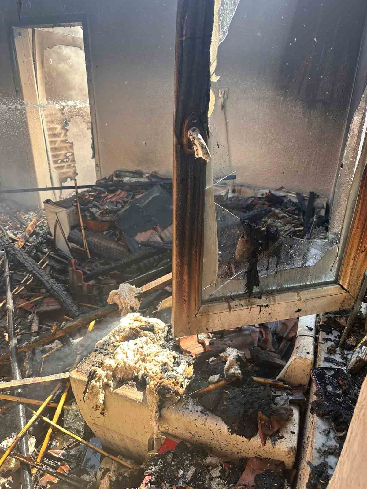 Sındırgı’da ev yangını korkuttu 